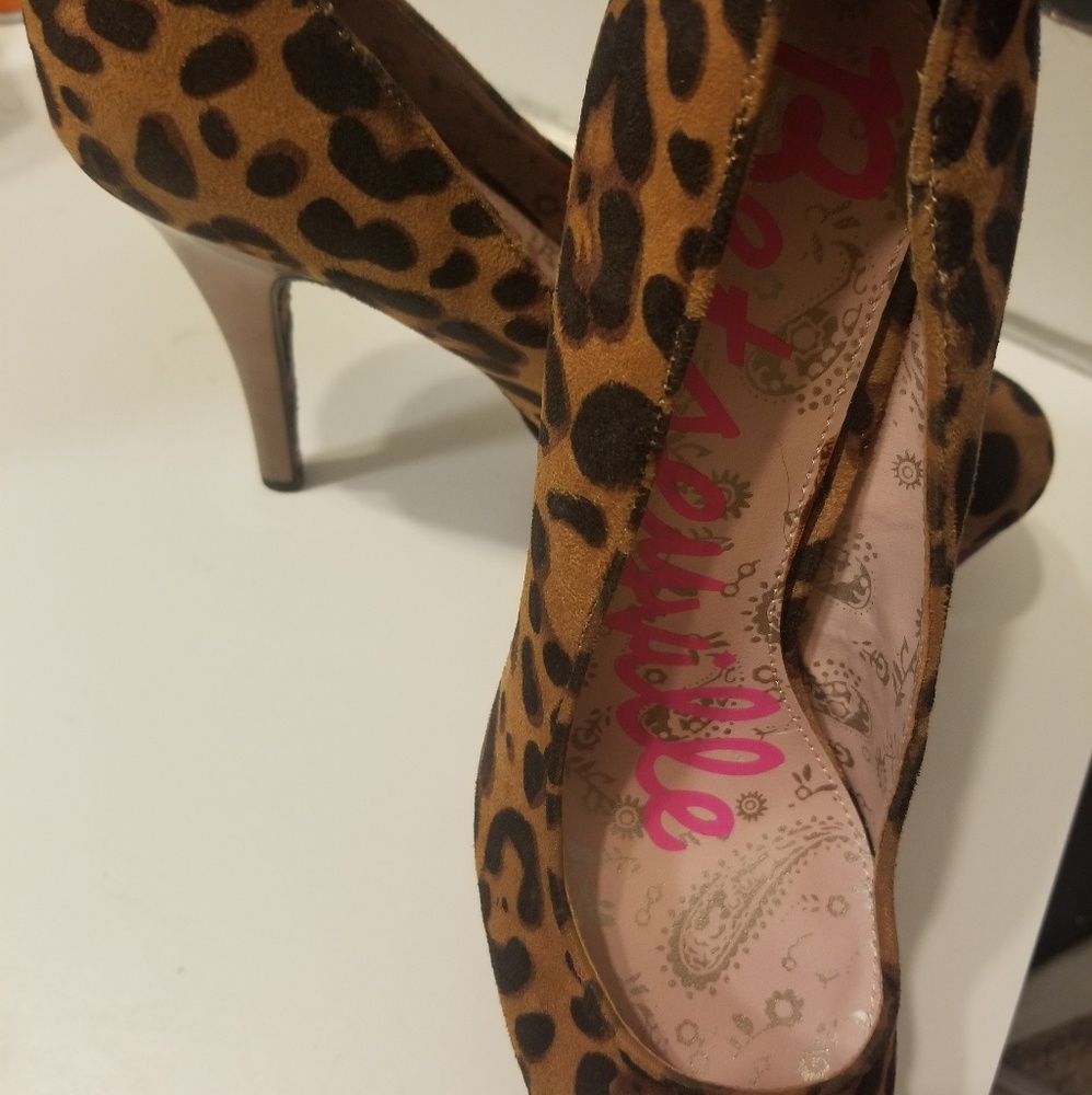 Betsey Johnson leopard shoes